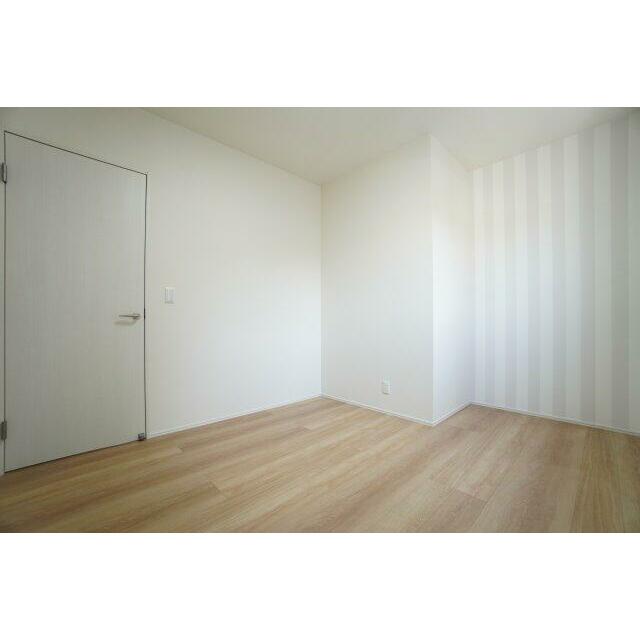 5.3帖洋室。オープンクローゼットは、お部屋の広さを最大限に使用できます。
