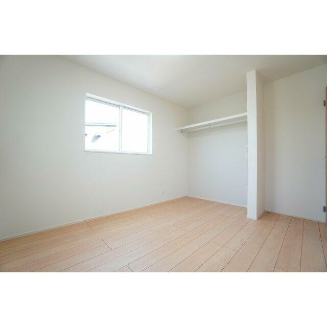 2階6帖洋室。オープンクローゼットでお部屋の広さを最大限に使用できます。