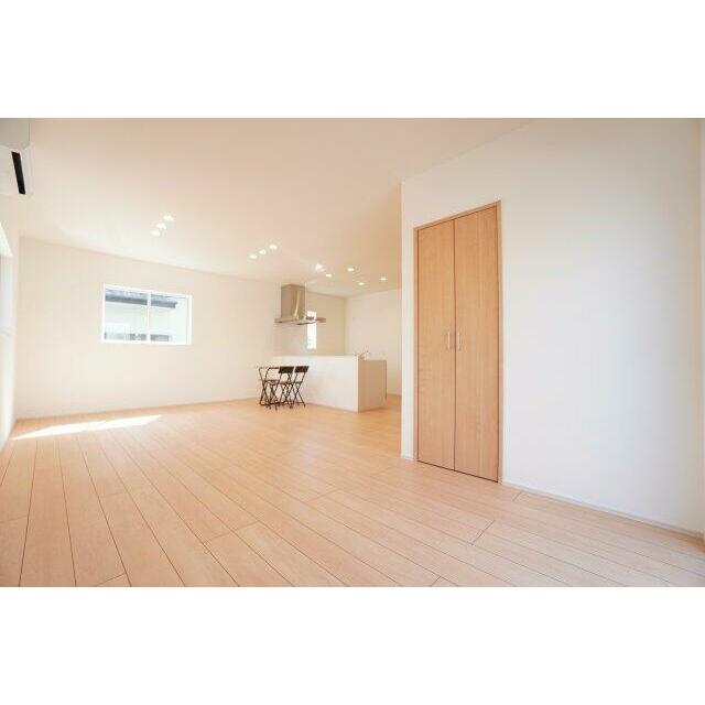 19.5帖リビングの別角度の写真です。晴れた日中は光が差し込み明るいです♪