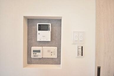 各種リモコン。ＴＶモニター付きインターホンございますので、防犯面も安心です♪