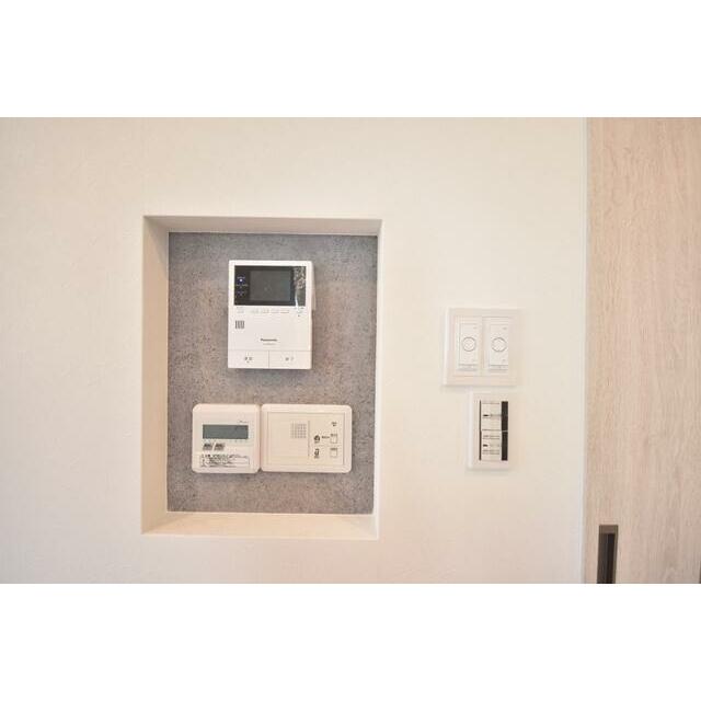 各種リモコン。ＴＶモニター付きインターホンございますので、防犯面も安心です♪