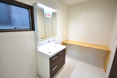三面鏡のシャワー付き洗面化粧台！広々とした洗面・脱衣スペースです♪カウンター付き！