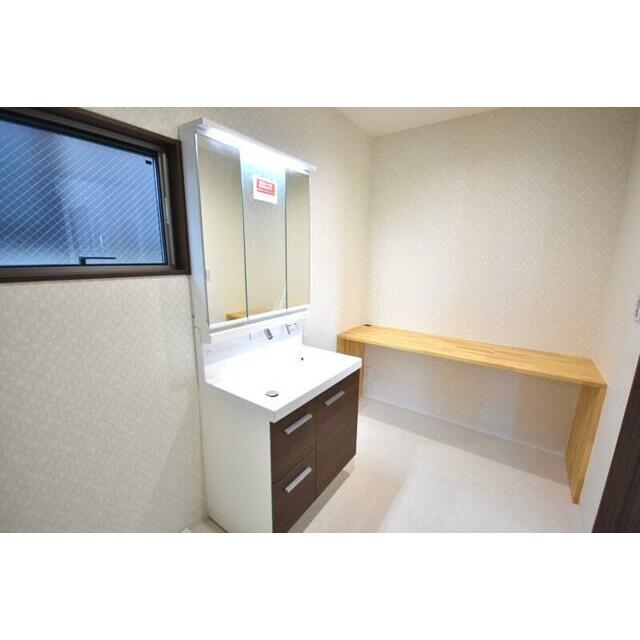 三面鏡のシャワー付き洗面化粧台！広々とした洗面・脱衣スペースです♪カウンター付き！