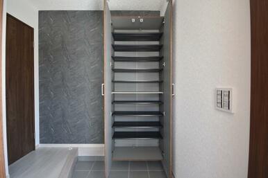 玄関収納あり！靴をたくさんお持ちでも安心です♪