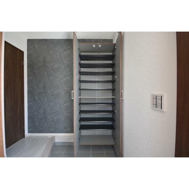 玄関収納あり！靴をたくさんお持ちでも安心です♪