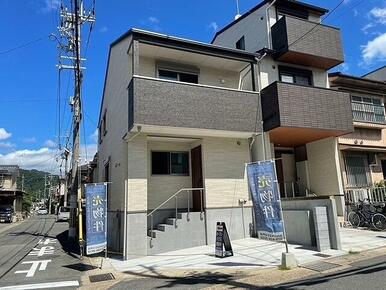 駐車スペース付きですので、お車をお持ちの方にもピッタリ♪（※車種により駐車不可の場合がございます）