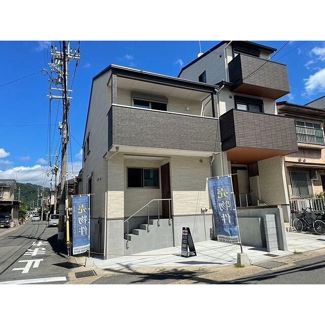 駐車スペース付きですので、お車をお持ちの方にもピッタリ♪（※車種により駐車不可の場合がございます）