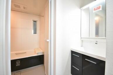 洗面スペース・浴室！ 三面鏡のシャワー付き洗面化粧台です♪