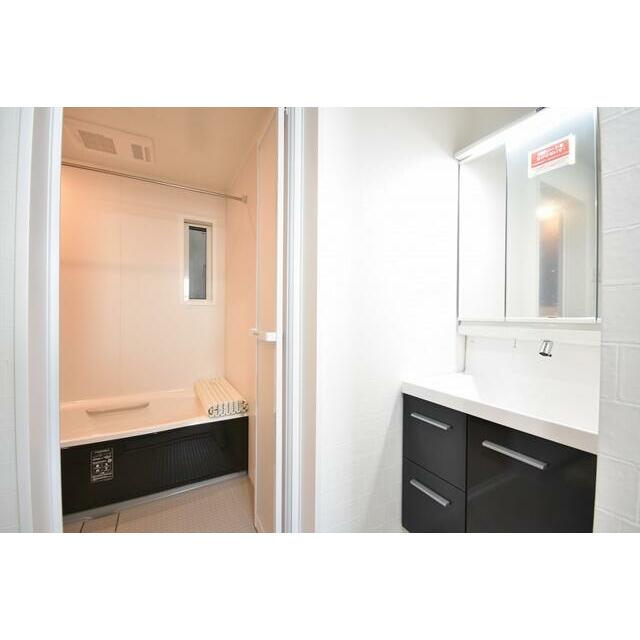 洗面スペース・浴室！ 三面鏡のシャワー付き洗面化粧台です♪