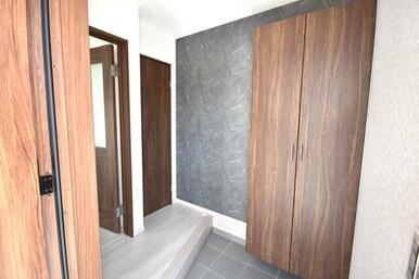 収納スペース付きの玄関！シックなデザインがオシャレです♪