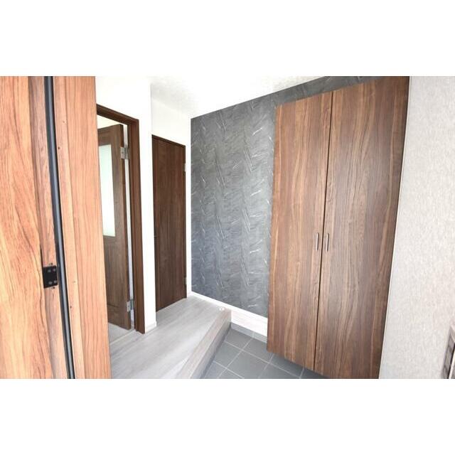 収納スペース付きの玄関！シックなデザインがオシャレです♪