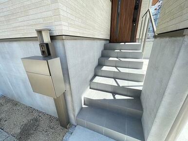 郵便受け・玄関階段