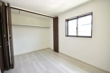 クローゼット付きでお荷物スッキリ片付きます♪　２Ｆ洋室５．３帖