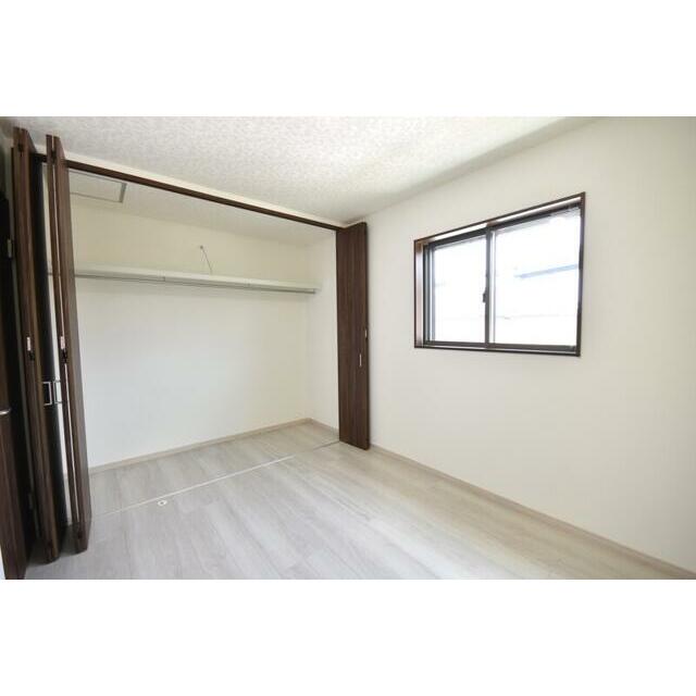 クローゼット付きでお荷物スッキリ片付きます♪　２Ｆ洋室５．３帖