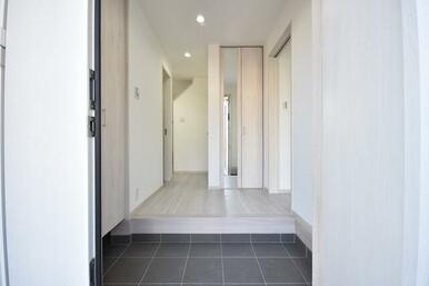 白を基調とした明るい玄関です♪ シューズインクローゼット付き！