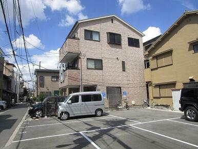 東側は月極駐車場で建物が無く、南東角地みたいで陽当り・通風大変良好です。