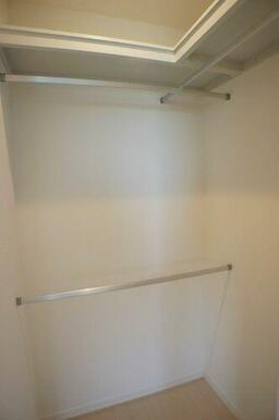 【ＷＩＣ】ハンガーパイプと枕棚を配したウォークインクローゼットは収納に便利です♪