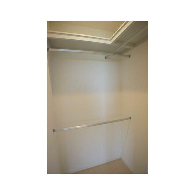 【ＷＩＣ】ハンガーパイプと枕棚を配したウォークインクローゼットは収納に便利です♪