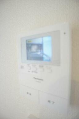 【テレビドアホン】防犯には欠かせないアイテムとして訪問者の顔がわかる『テレビモニター付きインターホ…