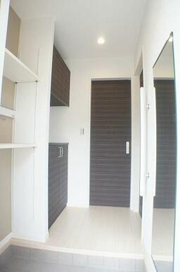 【玄関】上下に分かれた下駄箱は中板が可動式でブーツ等もスッキリ収納出来ます♪全身ミラーも付いてお出…