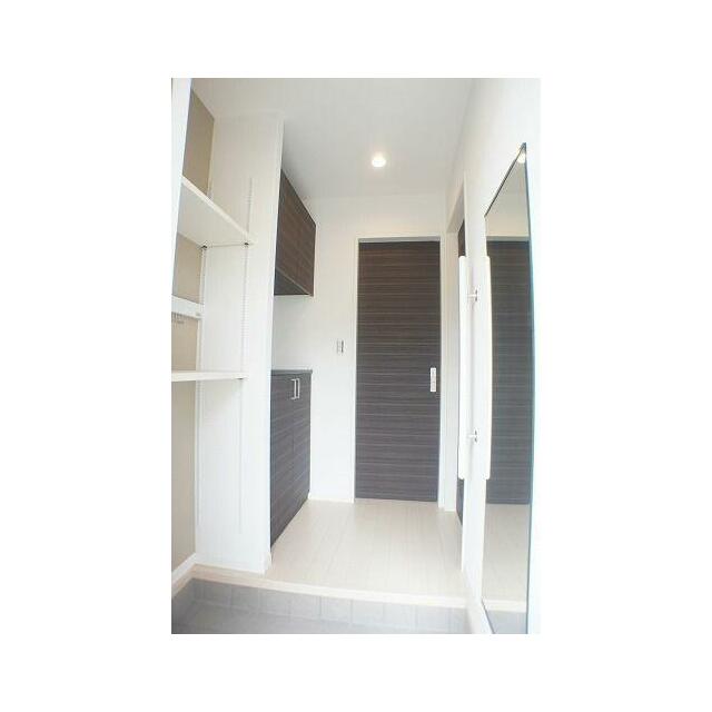 【玄関】上下に分かれた下駄箱は中板が可動式でブーツ等もスッキリ収納出来ます♪全身ミラーも付いてお出…