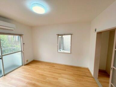 採光良好な出窓付き洋室