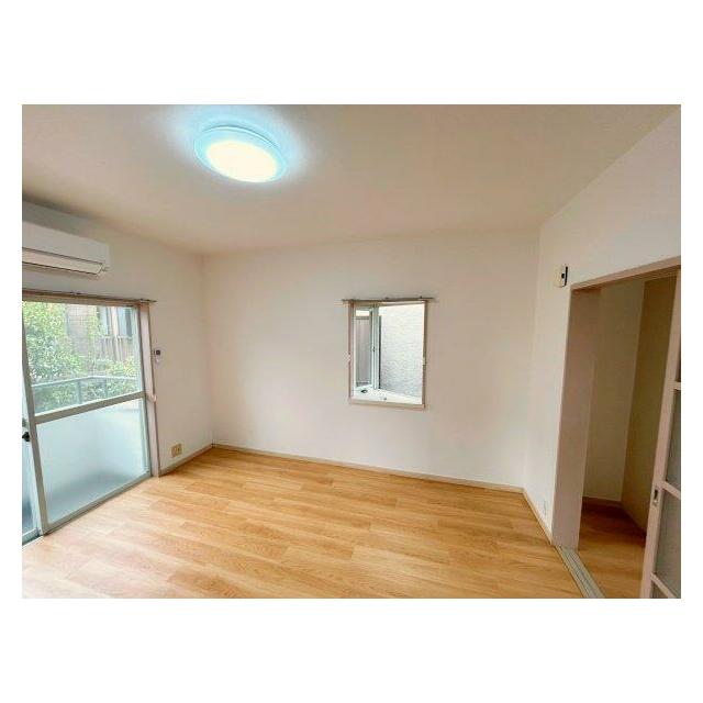 採光良好な出窓付き洋室