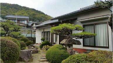 尾道市栗原町にある中古住宅です。土地面積185.96坪。広い庭付きの和風平屋です!未登記の離れがあります。