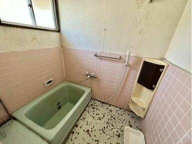 お風呂です。湿気のたまりやすい浴室ですが、大きな窓があるので、換気しやすくて安心ですね♪