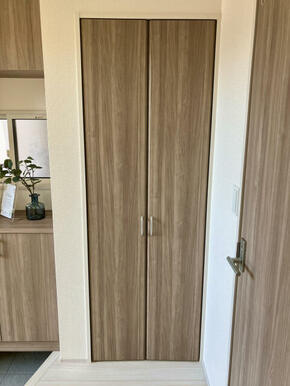 【1階 玄関 収納】