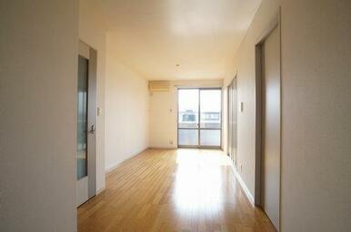 ■ＬＤＫ(2)■　キッチン側から見たＬＤＫ！南向きで明るく採光性◎なお部屋！