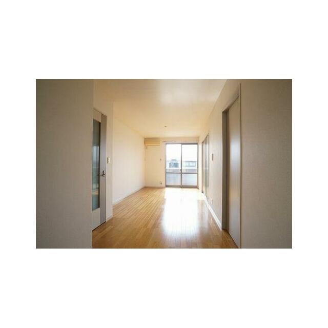 ■ＬＤＫ(2)■　キッチン側から見たＬＤＫ！南向きで明るく採光性◎なお部屋！