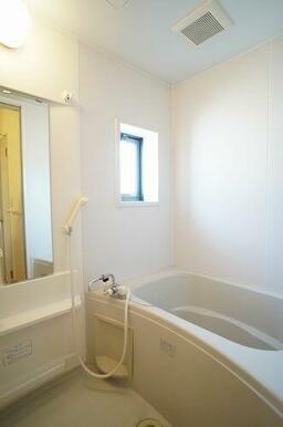 ■浴室■　換気と採光を考慮した小窓付きの明るく、清潔感あるバスルーム♪明るい雰囲気の浴室は一日の疲…