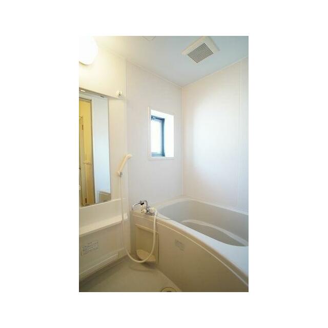 ■浴室■　換気と採光を考慮した小窓付きの明るく、清潔感あるバスルーム♪明るい雰囲気の浴室は一日の疲…