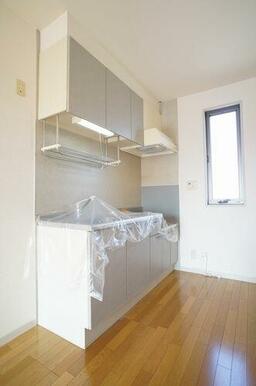 ■キッチン■　清潔感のあるキッチン！上下に収納もあり、たくさんの物をしまえます！側面に小窓もあり、…