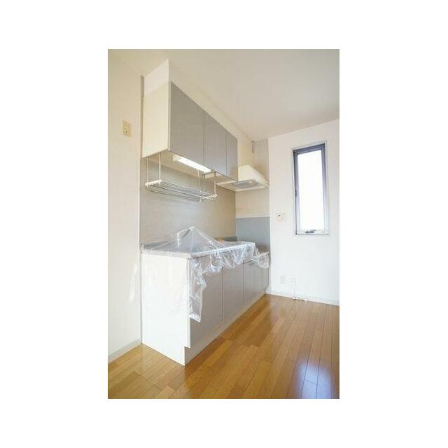 ■キッチン■　清潔感のあるキッチン！上下に収納もあり、たくさんの物をしまえます！側面に小窓もあり、…