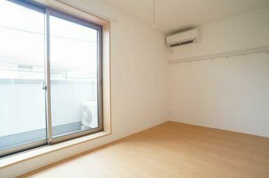 エアコン付洋室♪雨の日に重宝する室内物干フックもございます♪