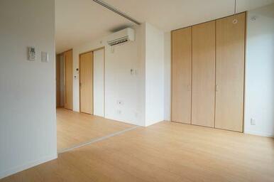 床は高級感のあるフローリング仕様♪