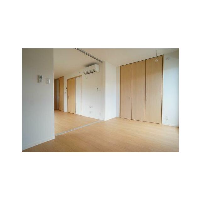 床は高級感のあるフローリング仕様♪