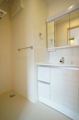 便利な洗髪機能付独立洗面台☆