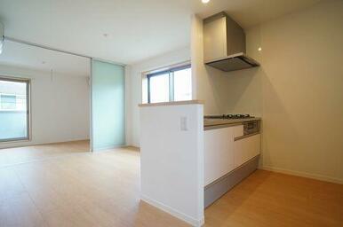 洋室とＬＤＫの仕切りはスライディングスクリーンでおしゃれに！