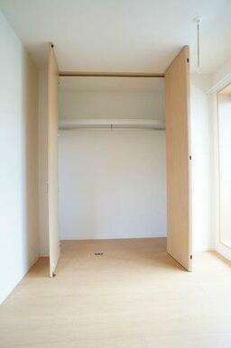 収納は天井まであり、ハンガーパイプも付いていて便利☆