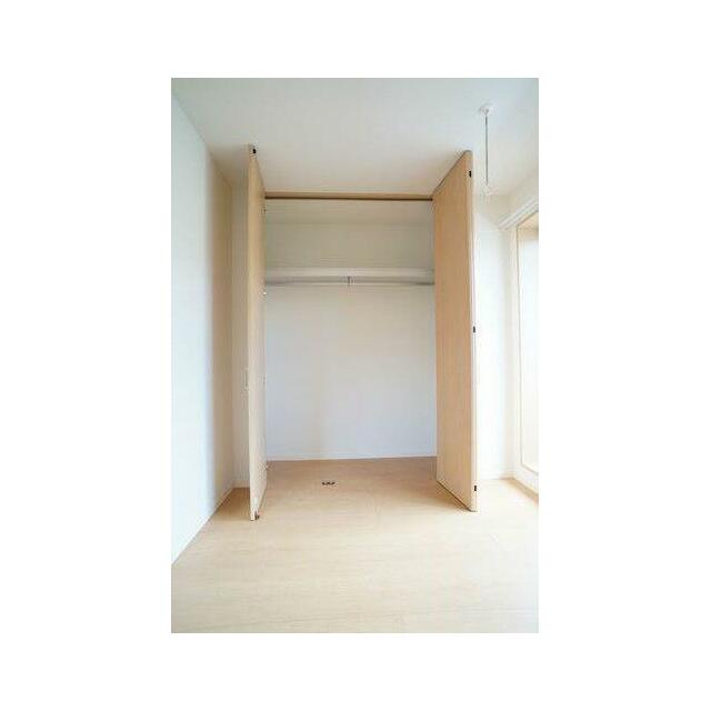 収納は天井まであり、ハンガーパイプも付いていて便利☆