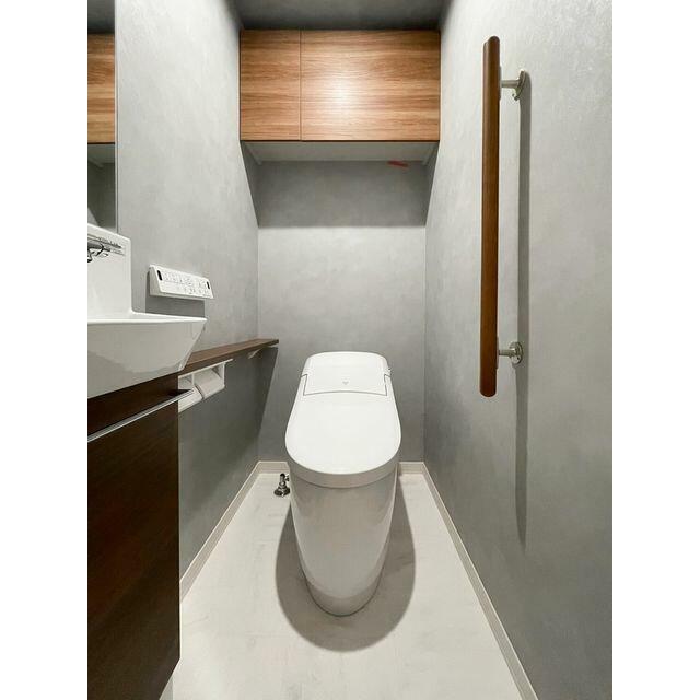 洗浄機能付き暖房便座を設置、上部には吊戸棚がございます。