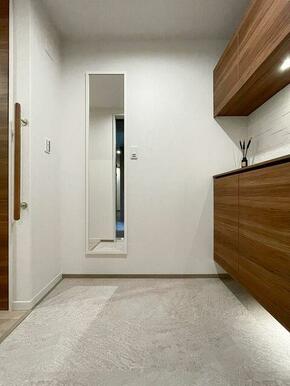 セパレートシューズボックス・全身ミラー・玄関手摺・人感センサー付照明