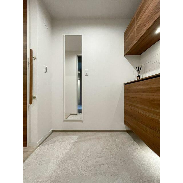 セパレートシューズボックス・全身ミラー・玄関手摺・人感センサー付照明