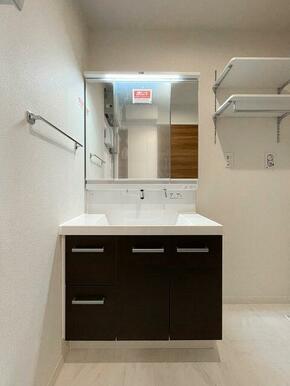 洗髪洗面化粧台を設置、上部には棚が２段ございます。