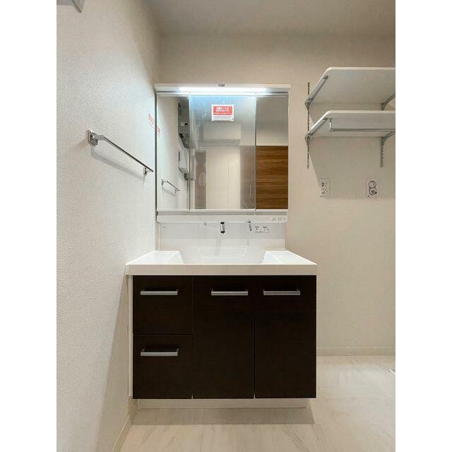 洗髪洗面化粧台を設置、上部には棚が２段ございます。