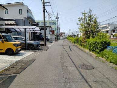 前面道路もゆとりある広さがあります