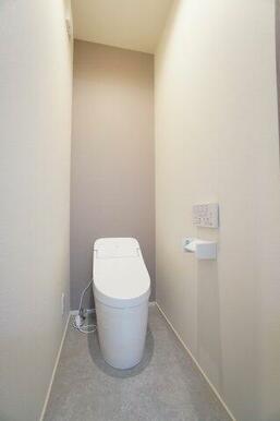 タンクレスタイプのトイレで見た目スッキリ♪清潔感もあります。※類似物件の参考画像です。